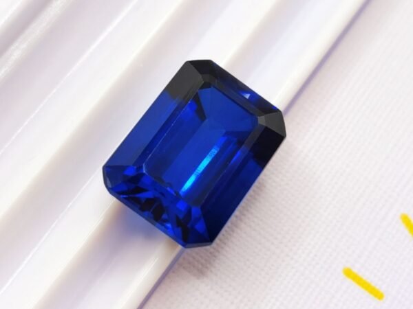 Saphir de Laboratoire 12.22 CT