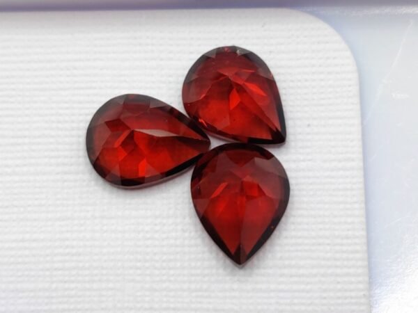 lot 3 grenats red pear cut 5.60 carats
