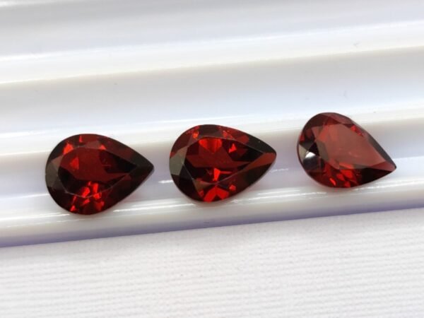 lot 3 grenats red pear cut 5.60 carats