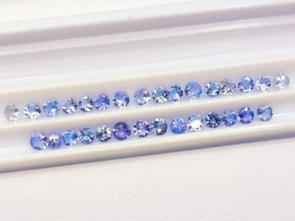 lot 30 tanzanites bluish violet round cut 3.25 carats