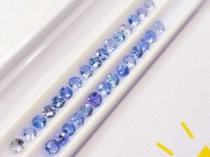 lot 30 tanzanites bluish violet round cut 3.25 carats