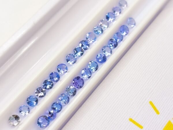 lot 30 tanzanites bluish violet round cut 3.25 carats