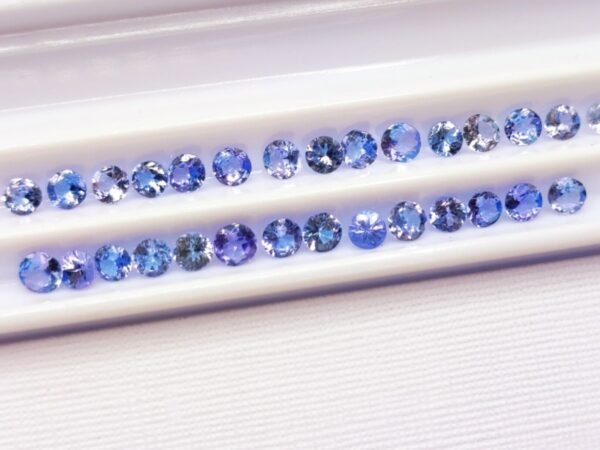 lot 30 tanzanites bluish violet round cut 3.25 carats