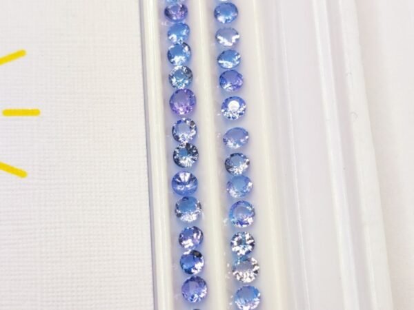 lot 30 tanzanites bluish violet round cut 3.25 carats