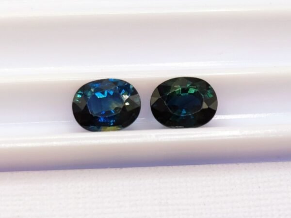 lot two saphirs blue green oval cut 1.36 carats