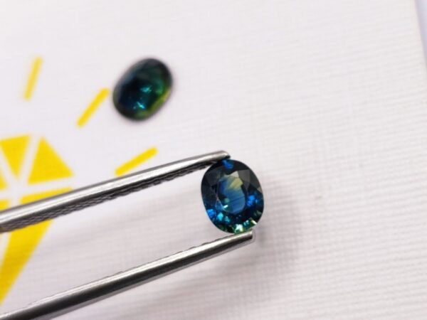 lot two saphirs blue green oval cut 1.36 carats