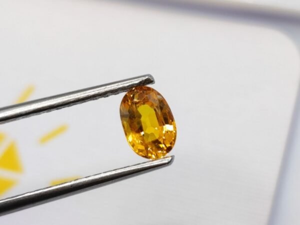saphir yellow oval cut 1.11 carats