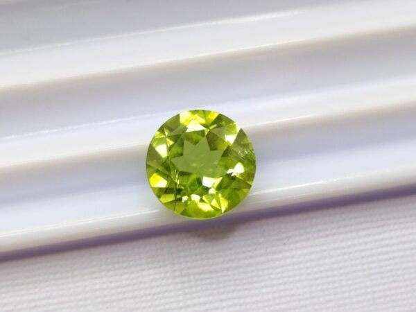 peridot green round cut 2.55 carats
