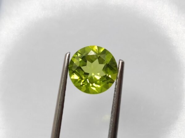 peridot green round cut 2.55 carats