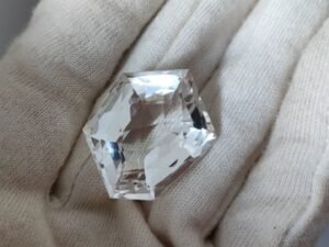 white transparent quartz fancy cut 50.15 carats