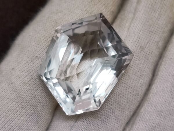 white transparent quartz fancy cut 50.15 carats