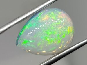 opale noble play of colors cabochon cut 5.57 carats