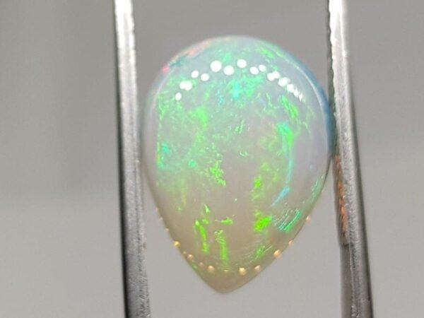 opale noble play of colors cabochon cut 5.57 carats