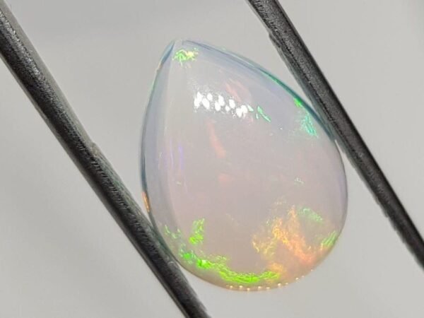 opale noble play of colors cabochon cut 5.57 carats