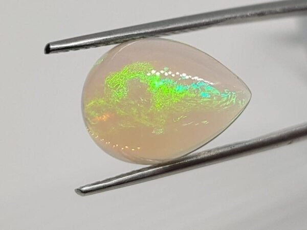 opale noble play of colors cabochon cut 5.57 carats