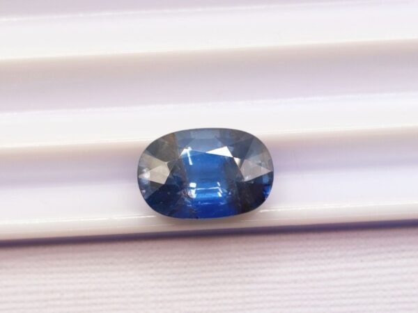 blue saphir oval cut 3.26 carats