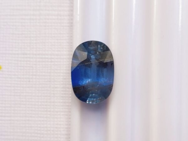 blue saphir oval cut 3.26 carats