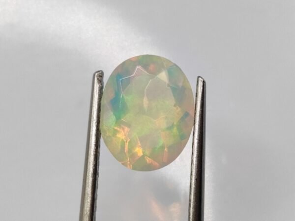 opale noble play of colors oval cut 2.33 carats