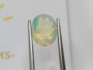 opale noble play of colors oval cut 2.33 carats