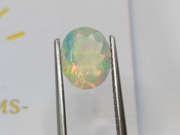 opale noble play of colors oval cut 2.33 carats
