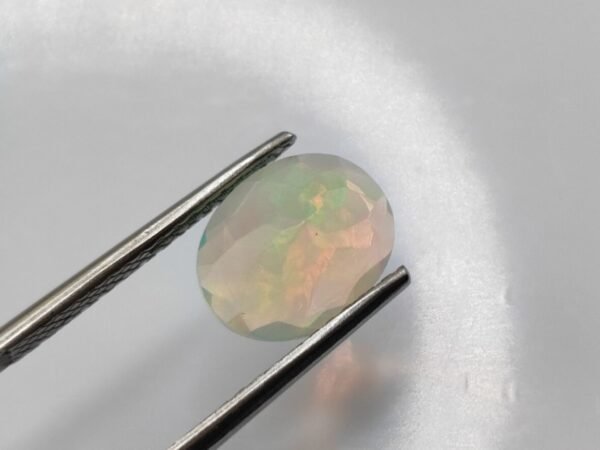 opale noble play of colors oval cut 2.33 carats