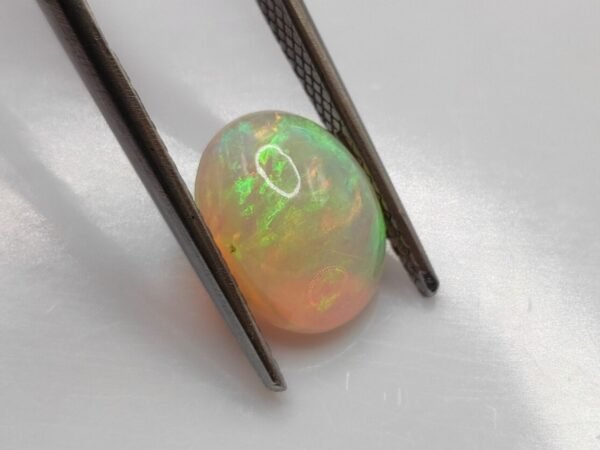 opale noble play of colors cabochon cut 2.71
