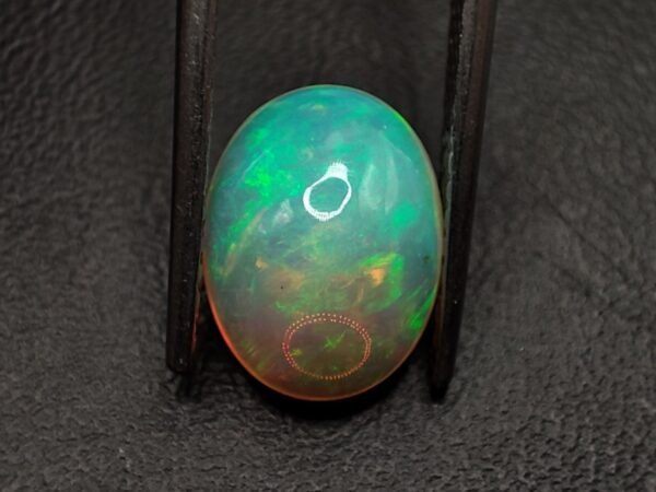 opale noble play of colors cabochon cut 2.71