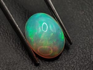 opale noble play of colors cabochon cut 2.71
