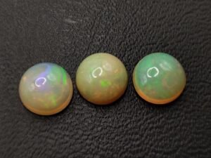 lot 3 opales nobles play of colors cabochon 3.10 carats