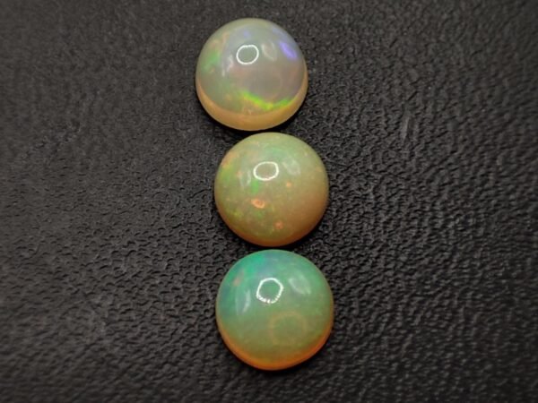 lot 3 opales nobles play of colors cabochon 3.10 carats