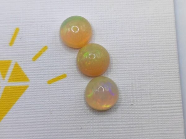 lot 3 opales nobles play of colors cabochon 3.10 carats