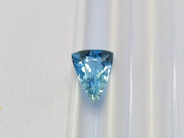 aigue-marine bleue fancy cut 1.46 carats