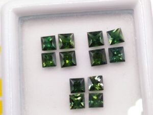 green Saphir 2.20 CT princess cut