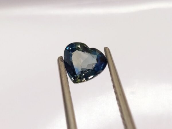 Saphir 0.97 CT blue transparent heart cut