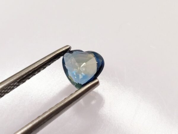 Saphir 0.97 CT blue transparent heart cut