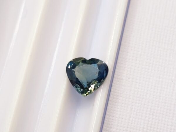 Saphir 0.97 CT blue transparent heart cut