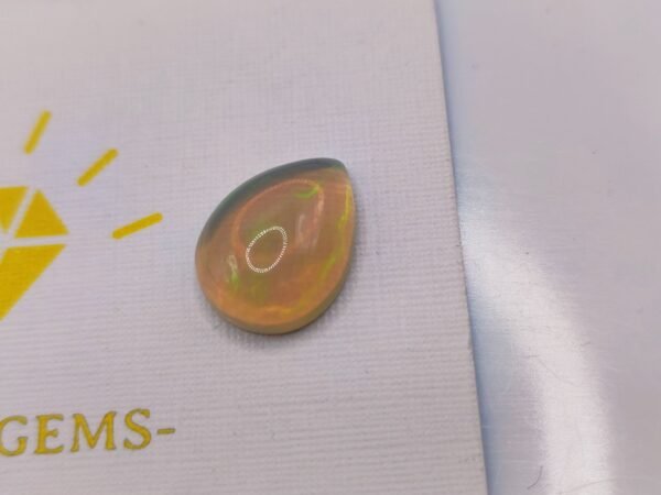 opale noble play of colors cabochon cut 5.57 carats