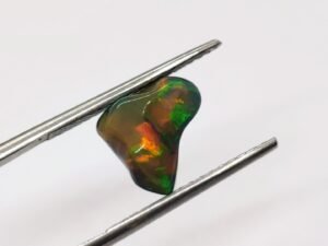 opale noble play of colors unshape cabochon cut 2.44 carats