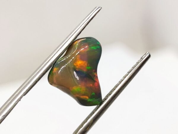opale noble play of colors unshape cabochon cut 2.44 carats