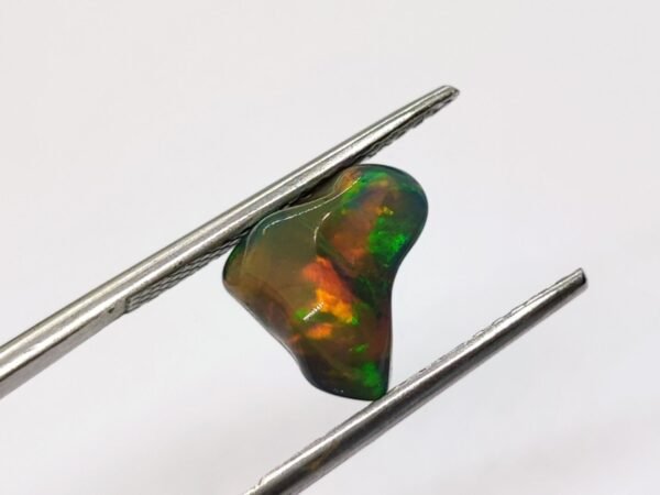 opale noble play of colors unshape cabochon cut 2.44 carats
