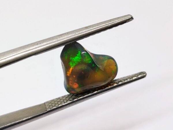 opale noble play of colors unshape cabochon cut 2.44 carats