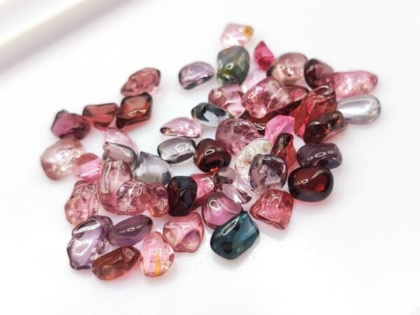 lot 50 spinelles blue, grey, pink, red unshape cabochon 24.58 carats