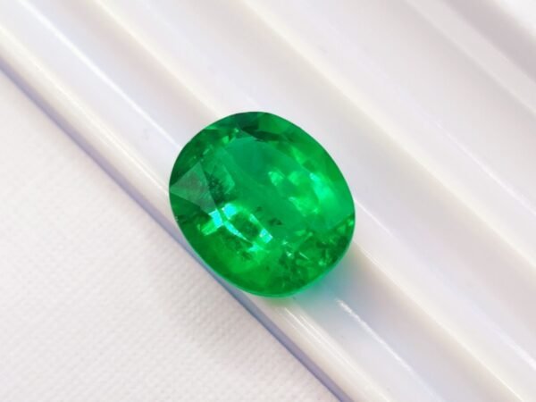 lab emerald green oval cut 4.63 carats