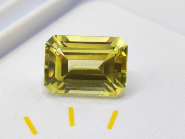 yellow lab saphir emerald cut 9.80 carats
