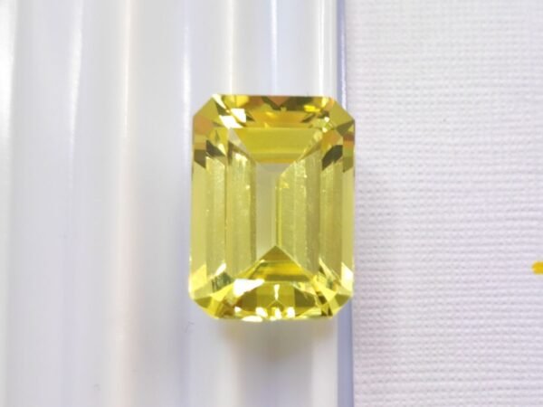 yellow lab saphir emerald cut 9.80 carats