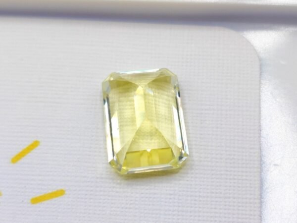 yellow lab saphir emerald cut 9.80 carats
