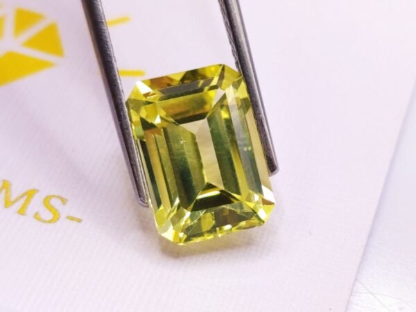 yellow lab saphir emerald cut 9.80 carats