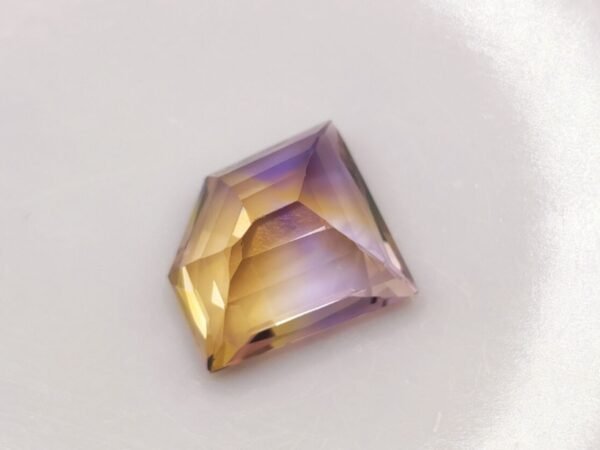 Amétrine purple-yellow fancy cut 6.21 carats back of the stone