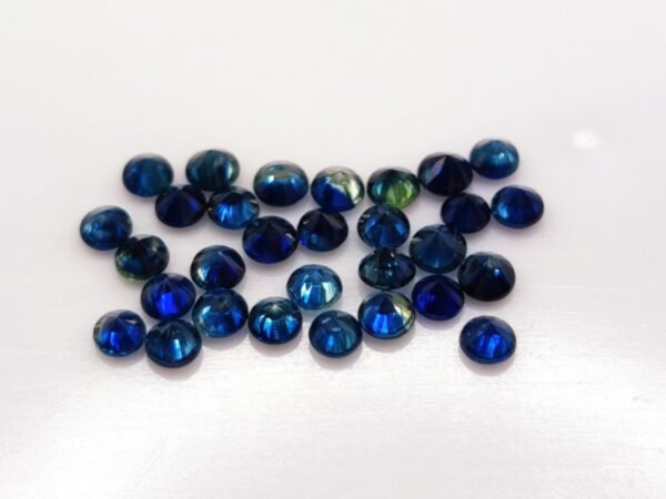 lot 30 saphirs blue round cut 3.17 carats back of stones