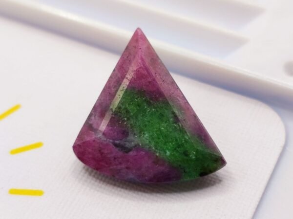 rubis zoisite red green fancy cut 16.22 carats